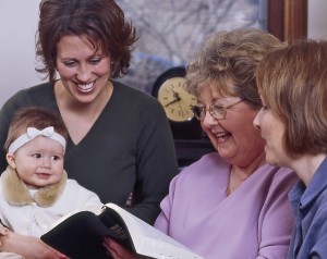 聖典を微笑みながら分かち合う女性たち