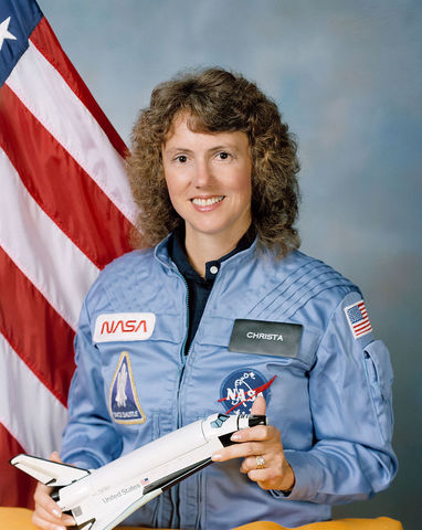 クリスタ・マコーリフは、１９８６年１月２８日に起きた、スペースシャトル・チャレンジャー号の爆発事故で、７人の乗組員が死亡したうちの一人です。画像提供： Wikipedia