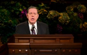 説教壇から話をするジェフリー・R・ホランド長老