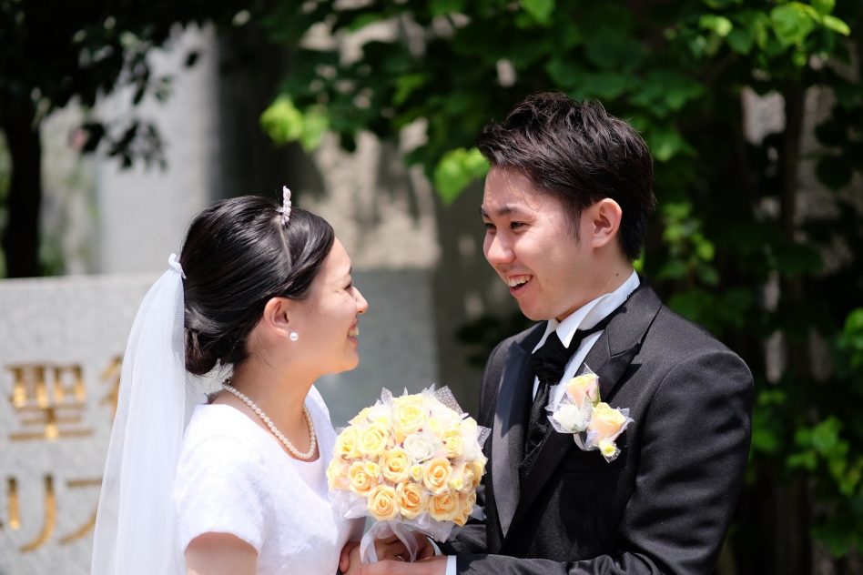 見つめ合う花嫁花婿