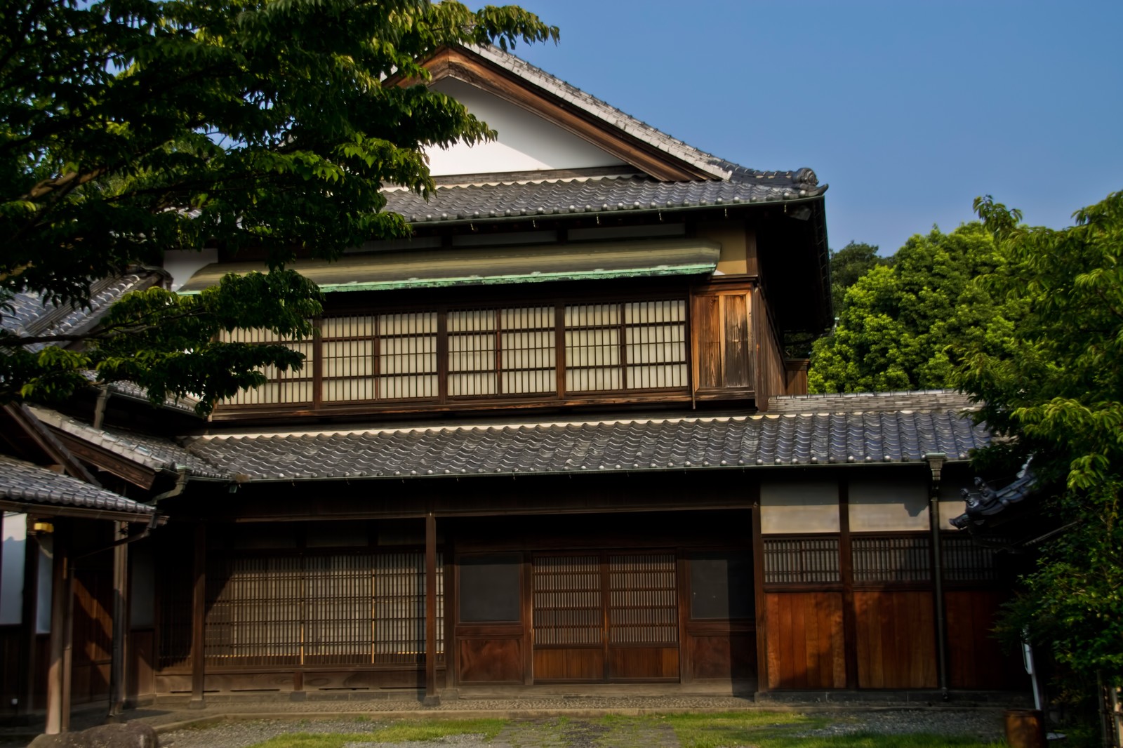 古いお屋敷と松の木と青空