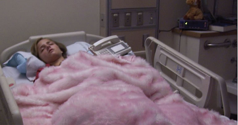 病院で寝ている少女