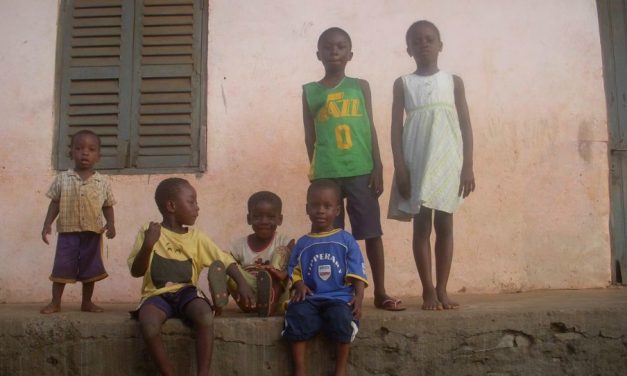 モルモン教の宣教師、アフリカで伝道中に自身のジュニア・ジャズ・チームのシャツを見つける