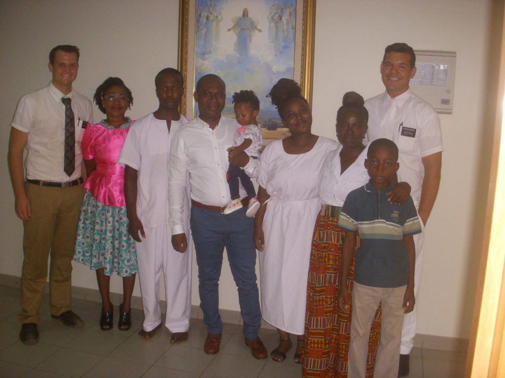 宣教師とアフリカの会員のバプテスマ会の写真