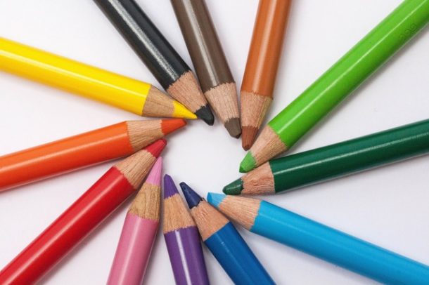 円形に並んだ色鉛筆
