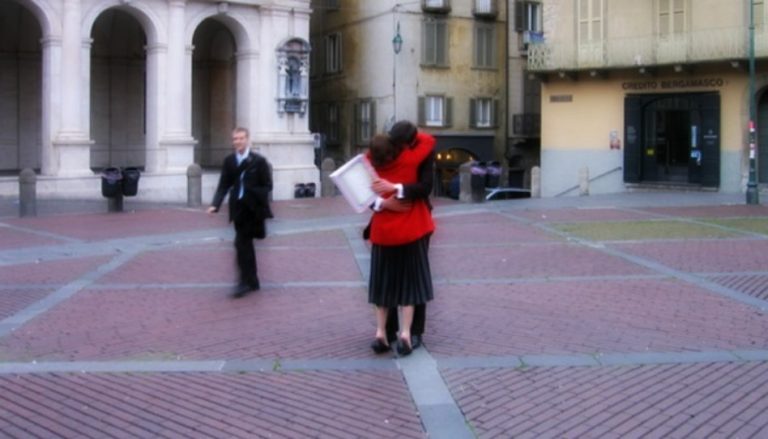 伝道中の息子にイタリアであってハグする