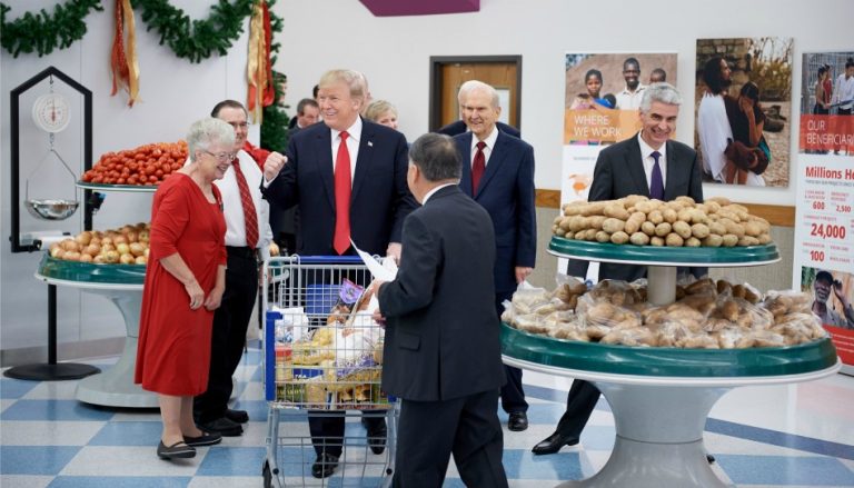 ビショップの蔵で食材を入れるトランプ大統領