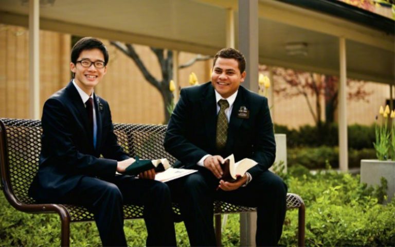 MTCの中庭で聖典勉強をする長老宣教師ペア