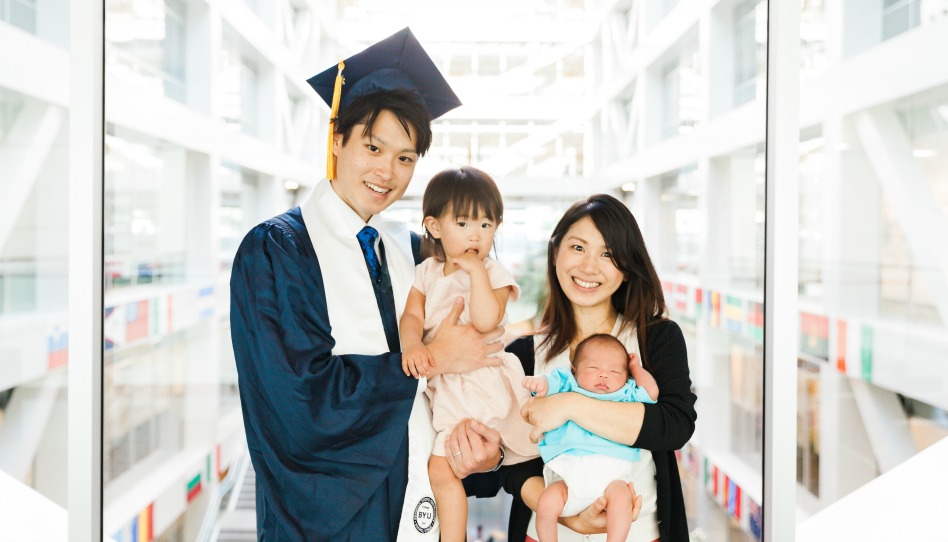 岡田圭君の卒業を祝う家族