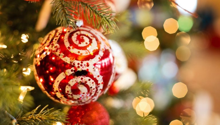オーナメントでキラキラしたクリスマスツリー