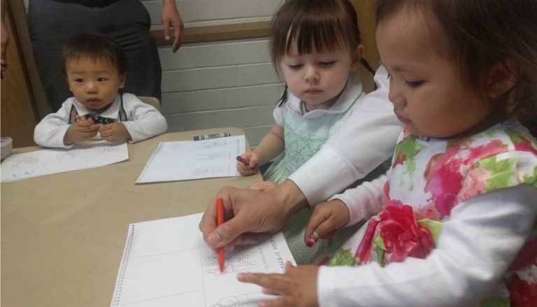 託児のレッスンで塗り絵をする子供達