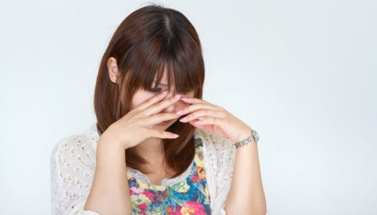 証をしていて泣き出す姉妹