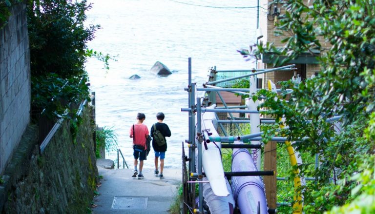 海に向かって歩く少年二人
