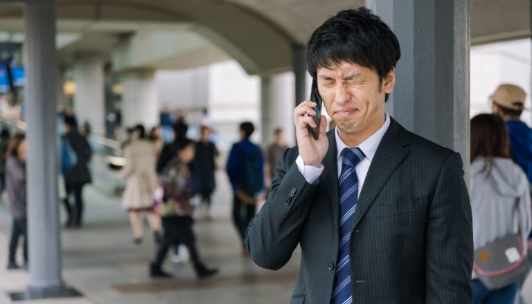 失敗して電話で謝る男性