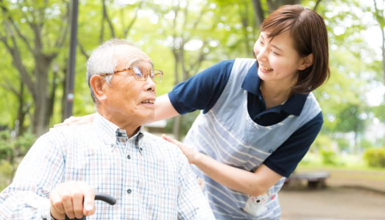 気を利かせ老人に話しかける介護士