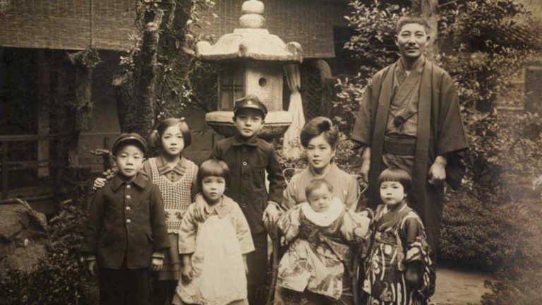 家族の歴史を感じる昔の家族写真