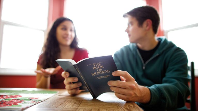 英語をのモルモン書を読む男女
