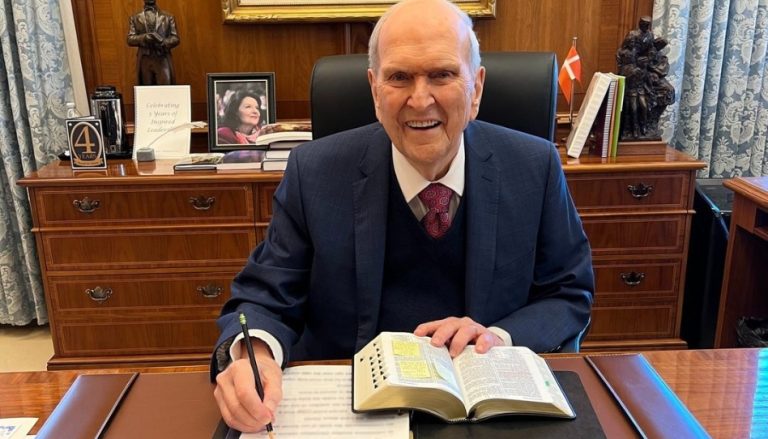 モルモン書について学び証しするネルソン大管長