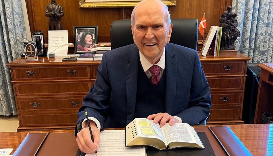 モルモン書について学び証しするネルソン大管長