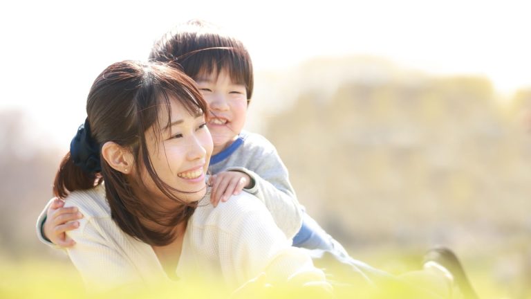 キャリアと子育てで悩む母親は人生を損しているのではなく、神聖な使命を果たしているのです。