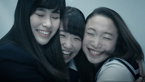 笑顔の若い女性たちが仲良さそうにハグをする