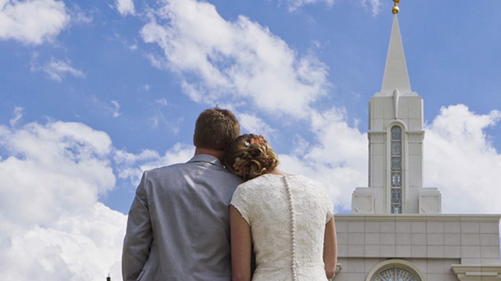 神殿の前で寄り添う新婚の夫婦
結婚は救いの計画の中で大切なものです。