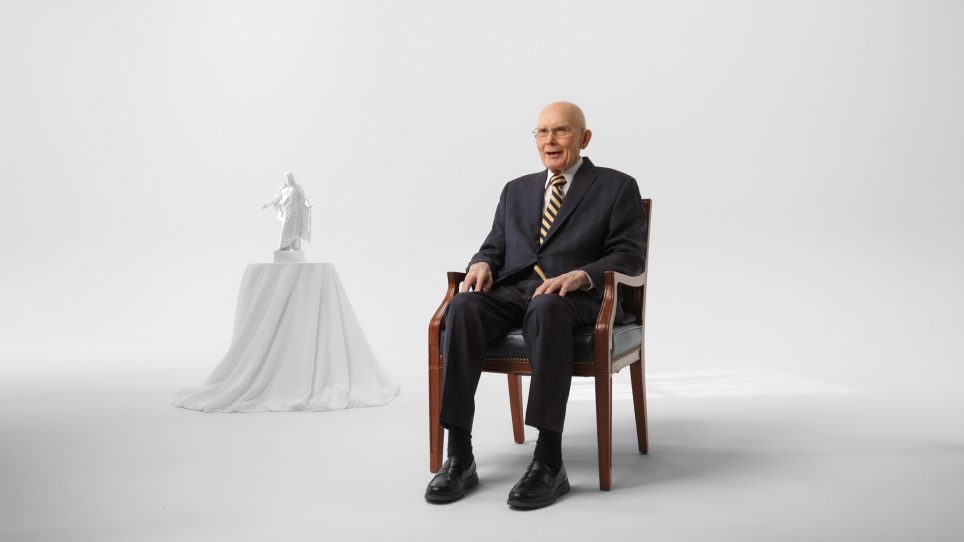 わたしたちがキリストに近づき、真の平安と幸福へ導く最も安全な道を示す役割を持つ預言者ダリン・H・オークス大管長