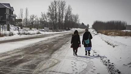 雪道の中歩いて伝道する2人の姉妹宣教師