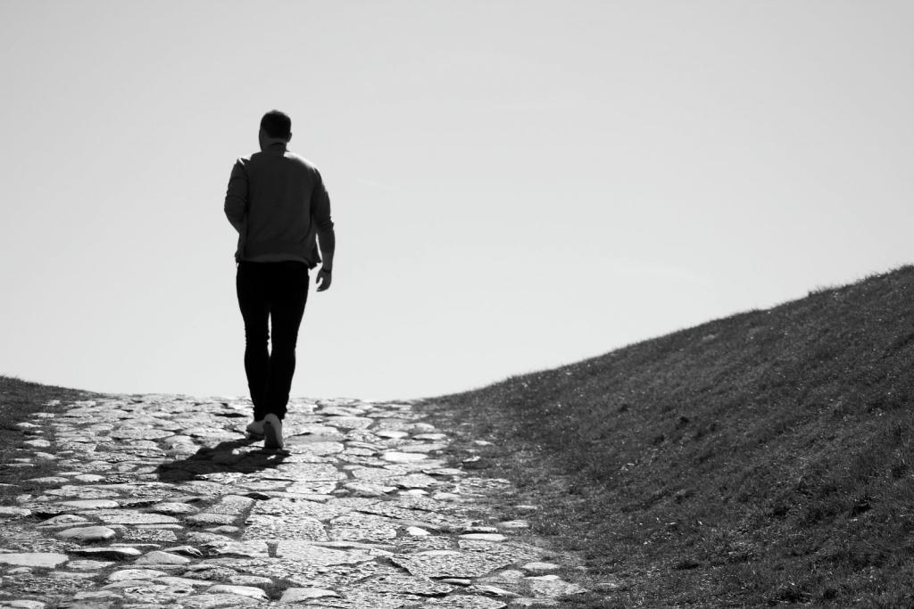 真理がこの地上から取りされた時代を象徴するような荒野を歩く男性