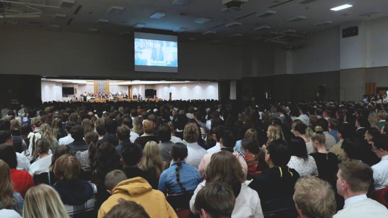 ユタバレーインスティチュートで行われたラズバンド長老のディボーショナルで真の友情を築く方法が話された