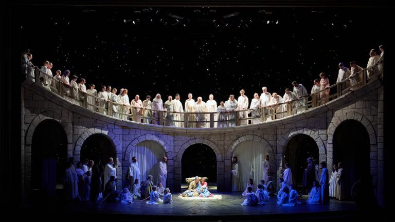 2025年のクリスマスディボーショナルの放送会場になるSaivor of Worldのセット