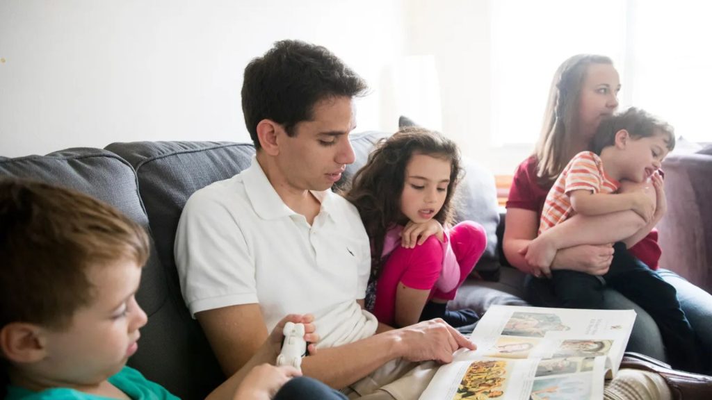 親子で聖典を読むことで、クリスマスの本当の意味を簡単に教えることができる