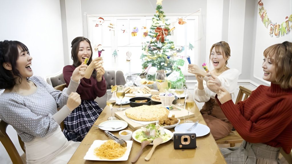 家族と過ごせなくても、友達と一緒にクリスマスを過ごすことで意味あるクリスマスにすることができる