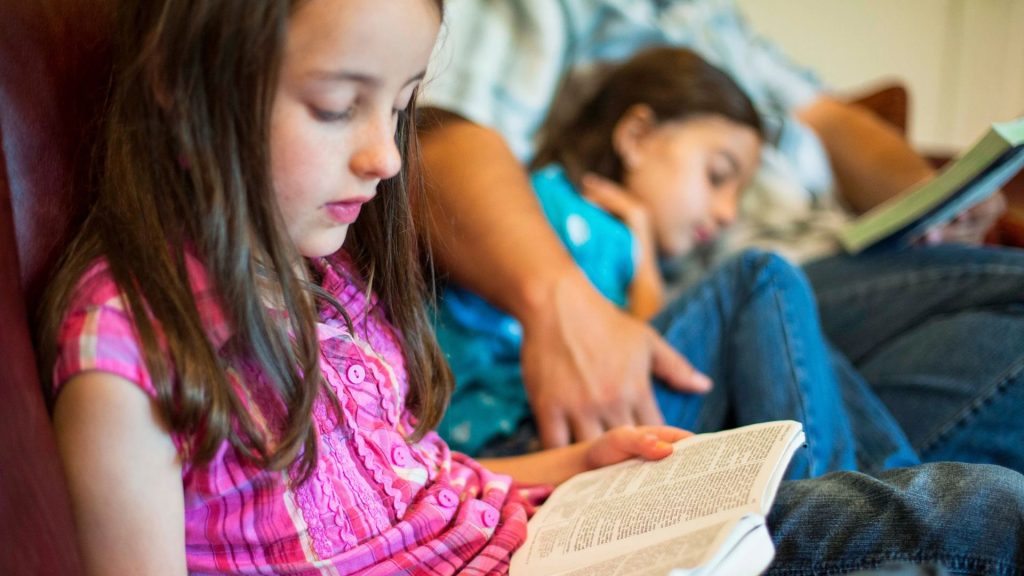 家庭の夕べは子どもにクリスマスの本当の意味を教えるのにピッタリな時間になる