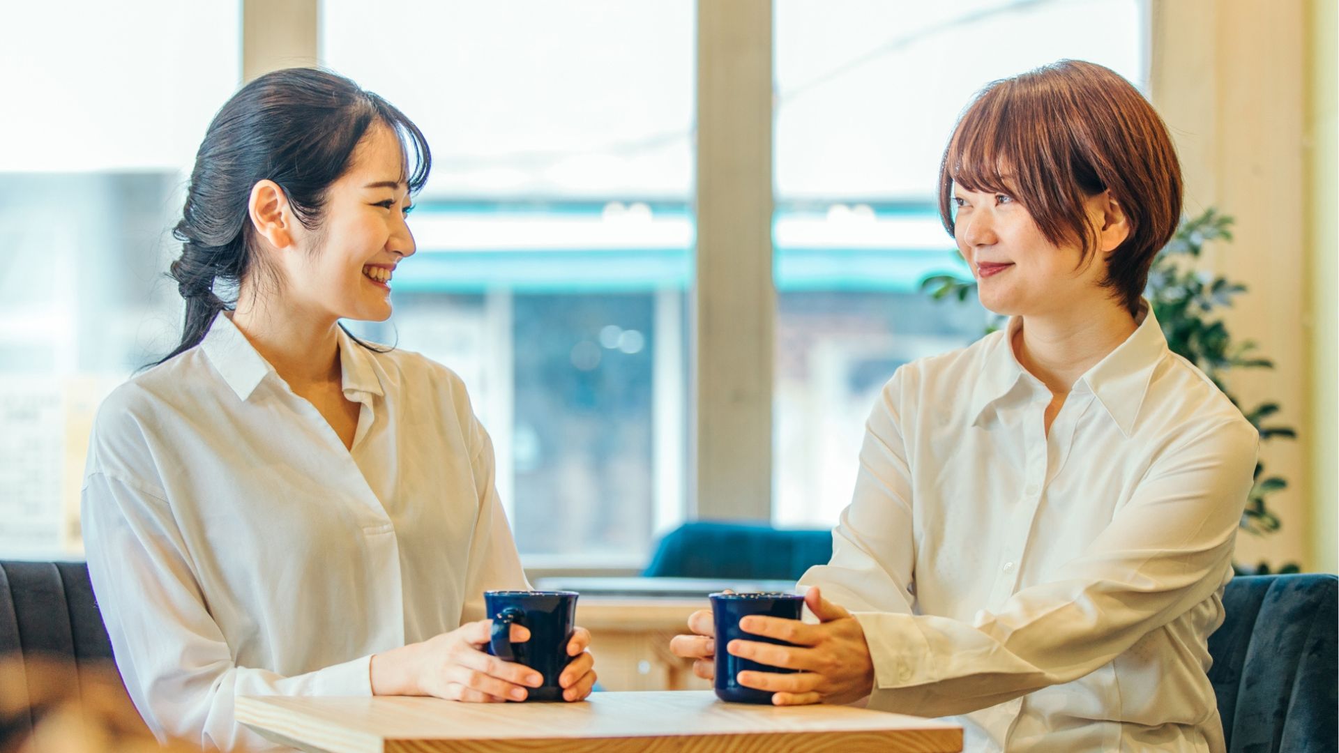 カフェで深く楽しく話す女性たち