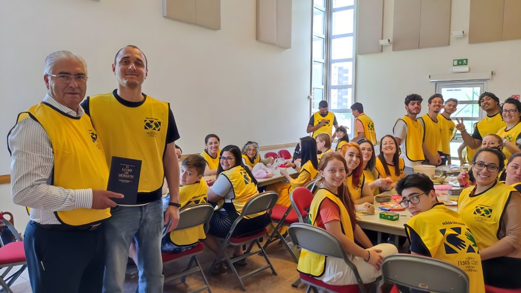 ポルトガル北ステーク、ポルト・ブラガワードの末日聖徒イエス・キリスト教会の会員
2023年5月にポルトガル対がん連盟を支援するため、「ヘルピングハンズ」奉仕プロジェクトを行った