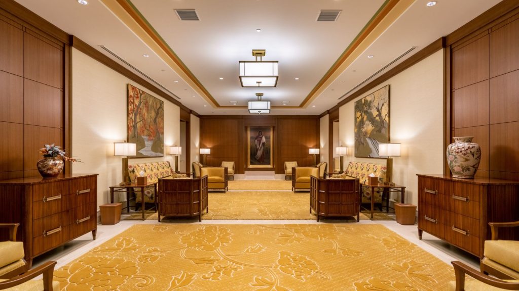 美しい内装の東京神殿