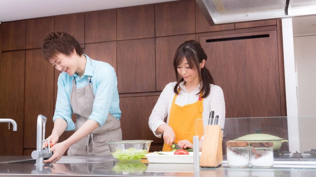 夫婦でキッチンに立ちながら総大会について話すともっと愛が深まる