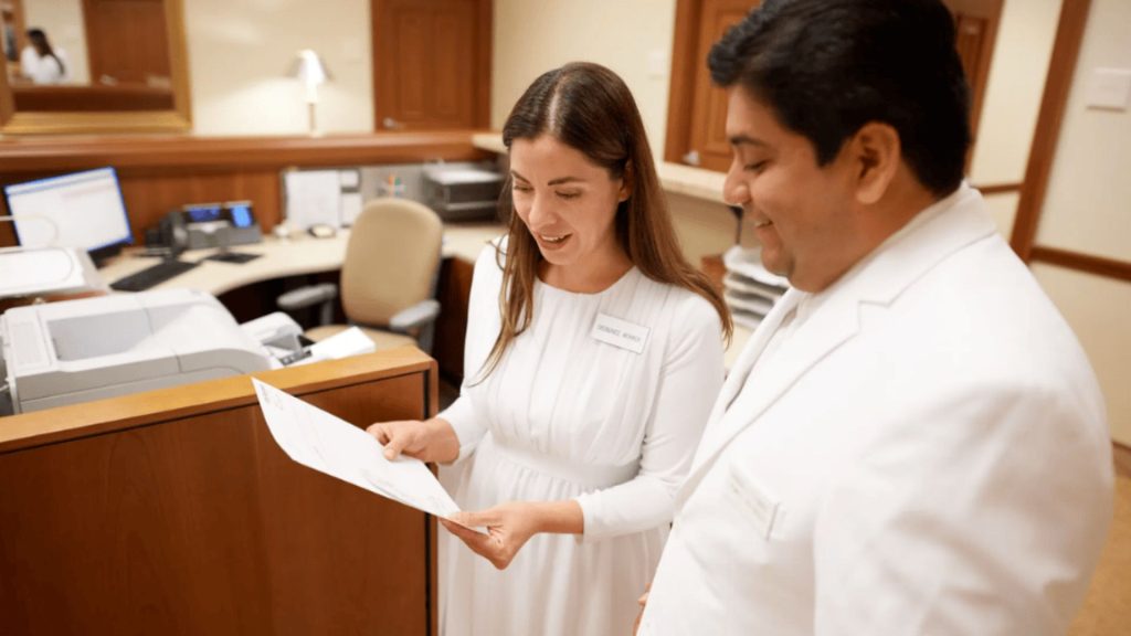 神権の職には聖任されないが、女性は委任された権能で神殿の業の奉仕をしている