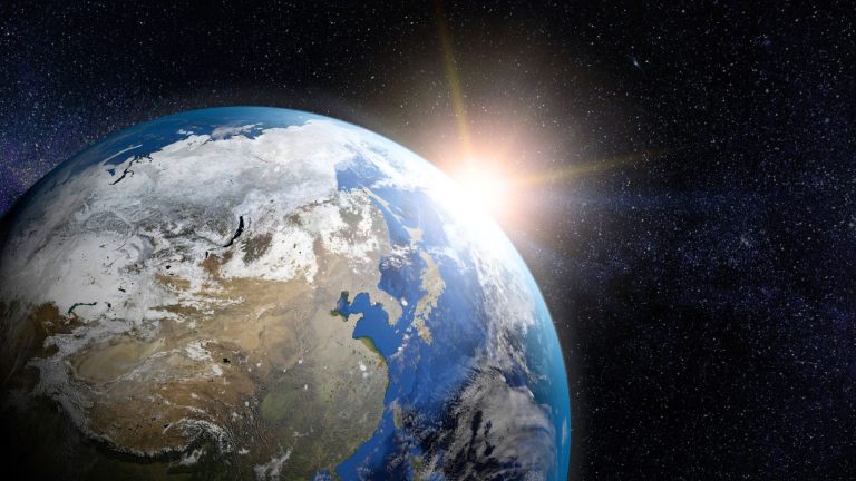 地球の向こうから太陽が昇る宇宙からの景色