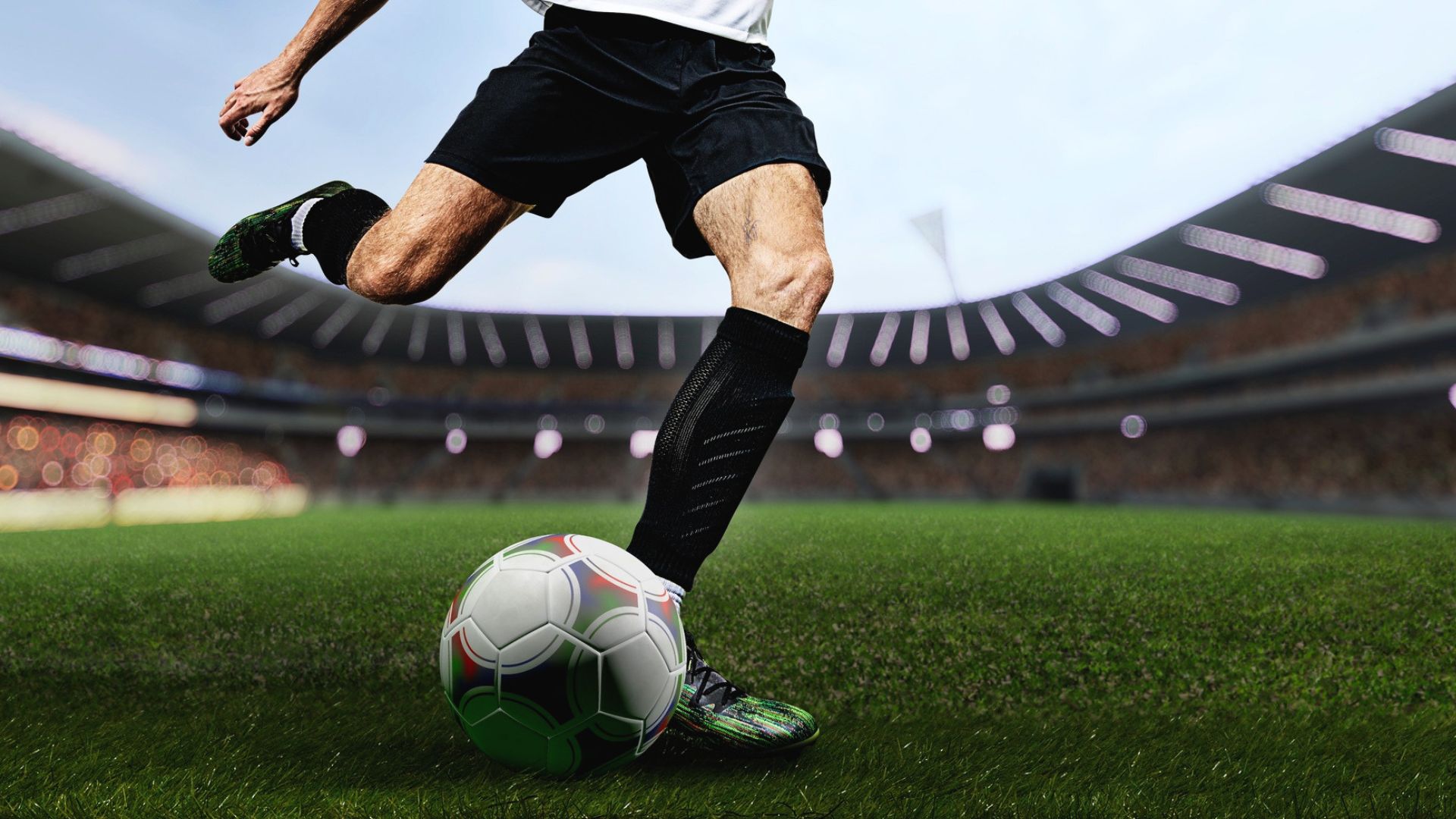 スタジアムでサッカーボールをけり込む