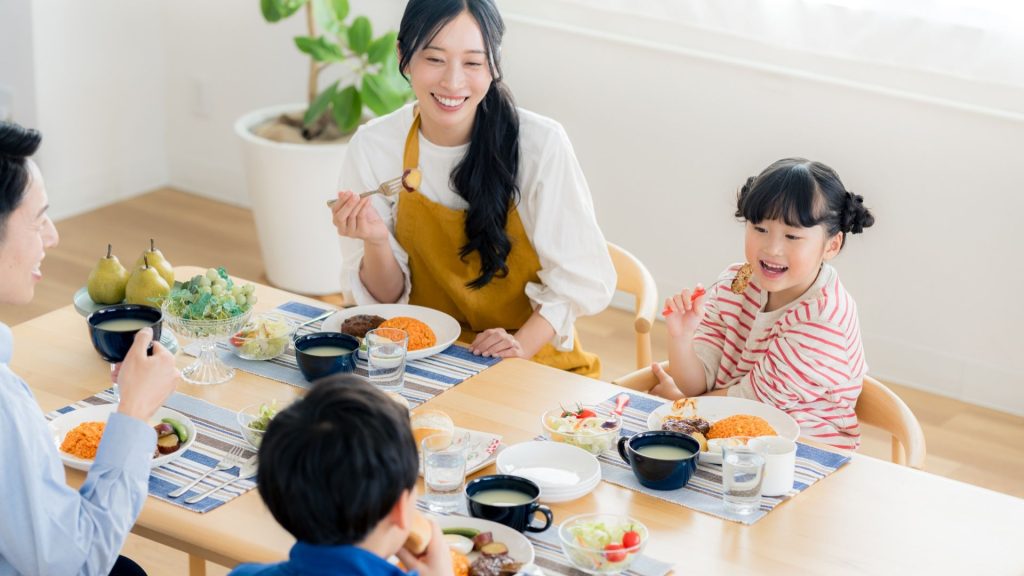 家族の時間が子供に教える大切な機会になるので、どんな過程で何を学んだかが、その人の未来を形づくる
