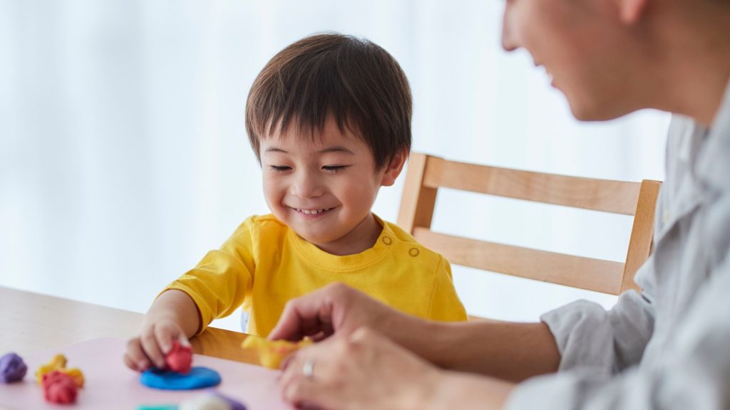 小さい子供は親と一緒に遊んで楽しい時間を求めています